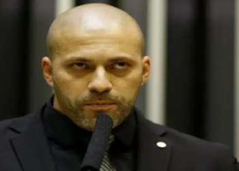 O deputado federal Daniel Silveira (PSL-RJ) teve de justificar à Polícia Federal as 36 vezes em que violou as regras do uso de tornozeleira eletrônica