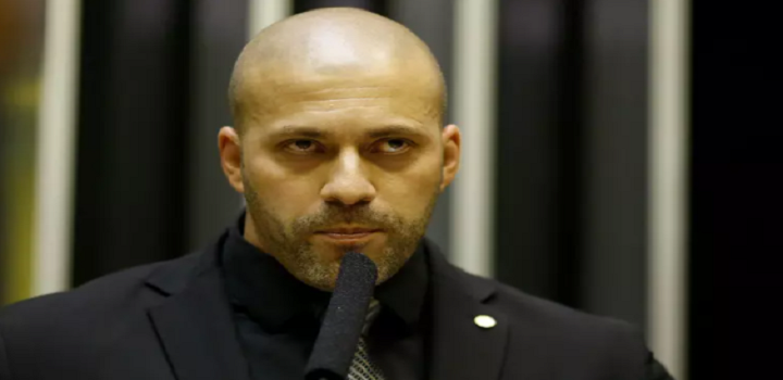 O deputado federal Daniel Silveira (PSL-RJ) teve de justificar à Polícia Federal as 36 vezes em que violou as regras do uso de tornozeleira eletrônica