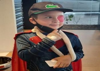 Menino que caiu de atração em parque temático deixa hospital em SC