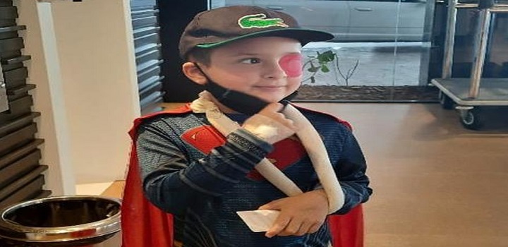 Menino que caiu de atração em parque temático deixa hospital em SC