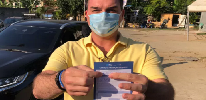 Vacinação de Flávio Bolsonaro