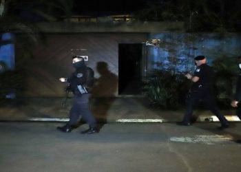 Segundo a polícia, a mulher foi encontrada morta dentro da casa. O atirador e um policial também morreram