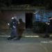 Segundo a polícia, a mulher foi encontrada morta dentro da casa. O atirador e um policial também morreram