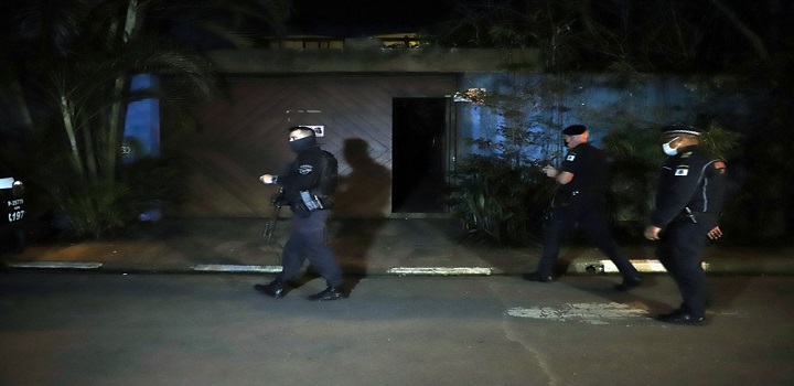 Segundo a polícia, a mulher foi encontrada morta dentro da casa. O atirador e um policial também morreram