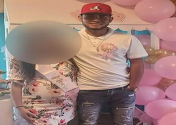 homem ficou perplexo quando a polícia o prendeu em um hospital dos Estados Unidos enquanto sua "namorada" dava à luz filho do casal.
