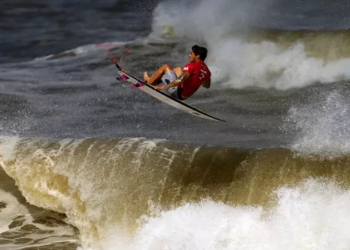 Gabriel Medina vai ao ar em uma onda durante a bateria pela medalha de bronze do surfe nos Jogos Olímpicos
Foto: Francisco Seco / AP