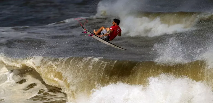 Gabriel Medina vai ao ar em uma onda durante a bateria pela medalha de bronze do surfe nos Jogos Olímpicos
Foto: Francisco Seco / AP