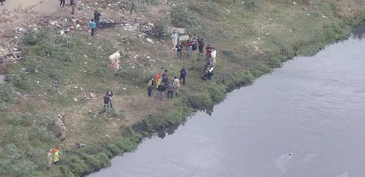 Policiais encontram ossada durante busca por informações que possam levar ao paradeiro de três crianças em Belford Roxo — Foto: Reprodução/ TV Globo