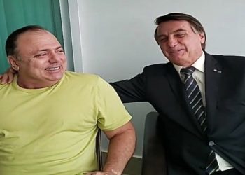 Jair Bolsonaro defente Eduardo Pazuello