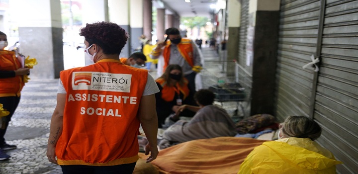 Prefeitura de Niterói organizou, por meio da Secretaria Municipal de Assistência Social e Economia Solidária (SMASES), iniciou nesta quarta-feira (28) uma ação intensificada das equipes de abordagem nas ruas dos bairros que concentram a maior parte da população em situação de rua na cidade.