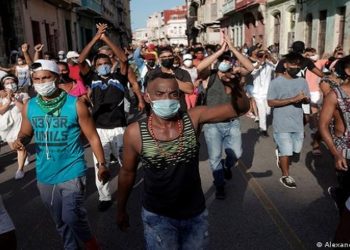 População cubana sai para as ruas em protesto contra o governo