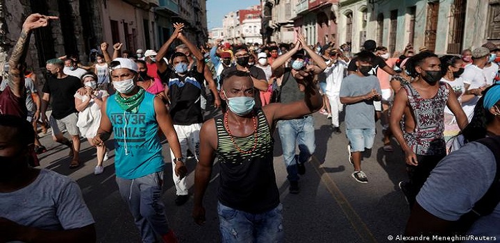 População cubana sai para as ruas em protesto contra o governo