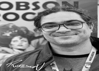 artista brasileiro Robson Rocha, de 41 anos, faleceu neste domingo (11) em decorrência de complicações da Covid-19.
