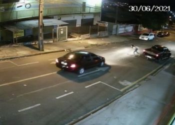 Câmera de segurança registrou vítima sendo baleada. Suspeito fugiu do local do crime, foi localizado pela polícia, e morreu após entrar em confronto com os militares na BR-369.
