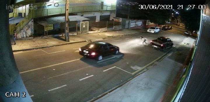 Câmera de segurança registrou vítima sendo baleada. Suspeito fugiu do local do crime, foi localizado pela polícia, e morreu após entrar em confronto com os militares na BR-369.