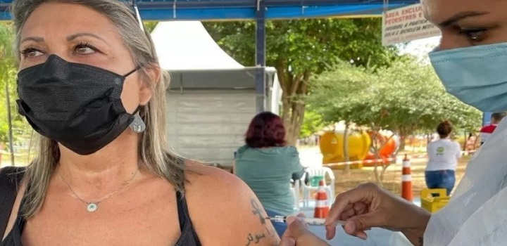 Redação Pragmatismo Redação Pragmatismo Editor(a) SAÚDE02/JUL/2021 ÀS 15:26COMENTÁRIOS Médica veterinária que tomou 3ª dose debochou da vacina e defendeu cloroquina Ministério Público investiga veterinária que burlou sistema de imunização e tomou 3 doses de vacinas diferentes. Nas redes, a mulher se dizia contra a vacinação e defendia o 'tratamento precoce'. Ela também tece elogios a Bolsonaro, faz ataques a Lula afirma que "não tolera" a esquerda Jussara Sonner Jussara Sonner O Ministério Público (MP) vai investigar a veterinária Jussara Sonner