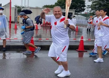 Lenda do futebol masculino levou símbolo olímpico pelas ruas de Kashima, ao lado de ex-jogadores do time onde fez carreira nos anos 90