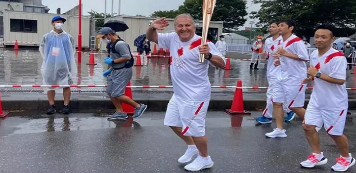 Lenda do futebol masculino levou símbolo olímpico pelas ruas de Kashima, ao lado de ex-jogadores do time onde fez carreira nos anos 90