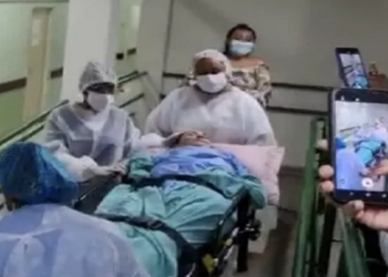 Após 80 dias internada, a mulher vítima de uma tentativa de feminicídio em Campos, no Norte Fluminense, Roberta Bianca de Souza, de 44 anos, recebeu alta hospitalar nesta quinta-feira