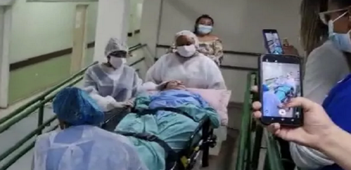 Após 80 dias internada, a mulher vítima de uma tentativa de feminicídio em Campos, no Norte Fluminense, Roberta Bianca de Souza, de 44 anos, recebeu alta hospitalar nesta quinta-feira