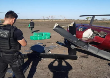 Suspeitos abandonaram sacos de droga e fugiram antes da chegada dos policiais. PF fará perícia no local nesta segunda-feira (2) para tentar identificar digitais na aeronave.