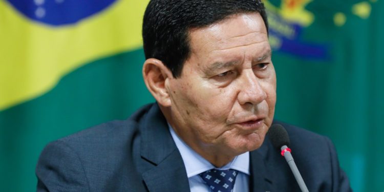 Vice-presidente Hamilton Mourão lidera pesquisa no RJ