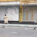 Imagem sem data publicada em rede social mostra uma fachada de loja sendo repintada — Foto: Reprodução/Twitter/Lotfullah Najafizada