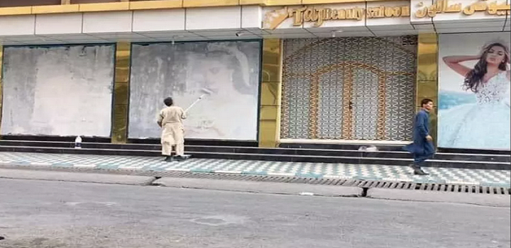 Imagem sem data publicada em rede social mostra uma fachada de loja sendo repintada — Foto: Reprodução/Twitter/Lotfullah Najafizada