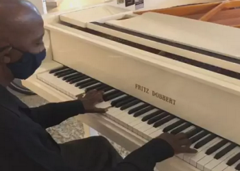 Tinha um piano no meio do caminho ... talento de vendedor ambulante viraliza
