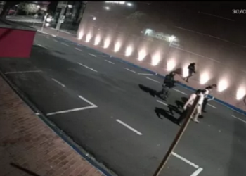 Criminosos fortemente armados abordaram pedestres e motoristas na madrugada desta segunda-feira (30)