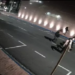 Criminosos fortemente armados abordaram pedestres e motoristas na madrugada desta segunda-feira (30)