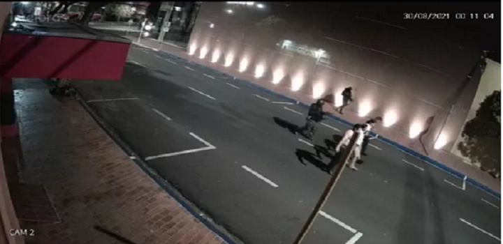 Criminosos fortemente armados abordaram pedestres e motoristas na madrugada desta segunda-feira (30)