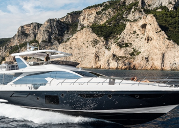 nova versão do Azimut 74, da empresa italiana Azimut Yachts, passou por uma renovação em seu layout e design