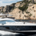 nova versão do Azimut 74, da empresa italiana Azimut Yachts, passou por uma renovação em seu layout e design