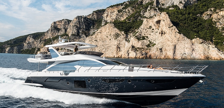 nova versão do Azimut 74, da empresa italiana Azimut Yachts, passou por uma renovação em seu layout e design