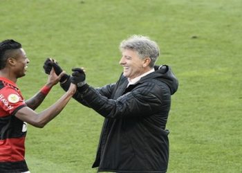 Flamengo vence Corinthians em SP