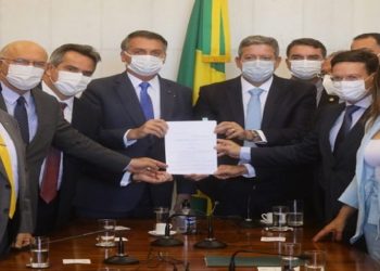 Técnicos do Ministério da Economia trabalham para impedir que o Auxilio Brasil, programa que vai substituir o Bolsa Família, ultrapasse o valor de R$ 400 defendidos pela ala política do governo
