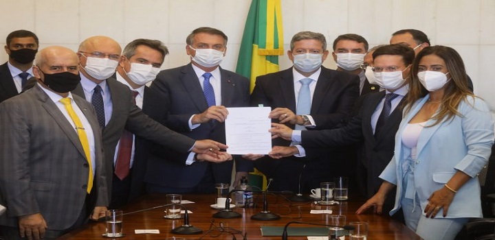 Técnicos do Ministério da Economia trabalham para impedir que o Auxilio Brasil, programa que vai substituir o Bolsa Família, ultrapasse o valor de R$ 400 defendidos pela ala política do governo