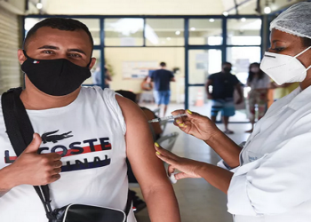 Vacinação contra a covid de jovens em Campos