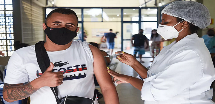 Vacinação contra a covid de jovens em Campos