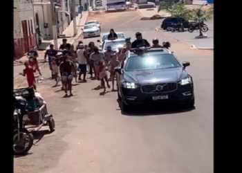 Empresário joga dinheiro pelas ruas de cidades em MT; veja vídeo