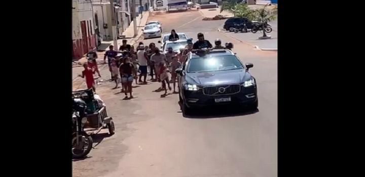 Empresário joga dinheiro pelas ruas de cidades em MT; veja vídeo