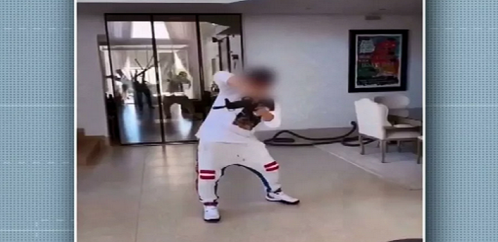 Delegado responsável pelo caso afirma que homem usava o nome da esposa no registro das armas. Polícia investiga quem são as pessoas ligadas ao empresário envolvidas na obtenção do patrimônio milionário.