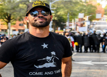 Enrique Tarrio, do Proud Boys, queimou uma placa da campanha "Black Lives Matter" e estava com munição de alta capacidade na capital Washington antes da invasão do Capitólio por apoiadores do ex-presidente Donald Trump