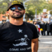 Enrique Tarrio, do Proud Boys, queimou uma placa da campanha "Black Lives Matter" e estava com munição de alta capacidade na capital Washington antes da invasão do Capitólio por apoiadores do ex-presidente Donald Trump