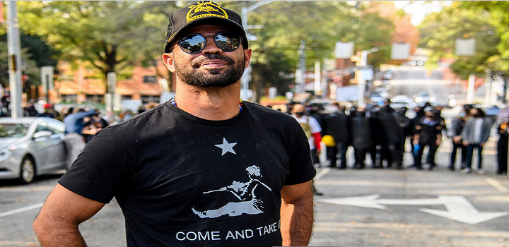 Enrique Tarrio, do Proud Boys, queimou uma placa da campanha "Black Lives Matter" e estava com munição de alta capacidade na capital Washington antes da invasão do Capitólio por apoiadores do ex-presidente Donald Trump