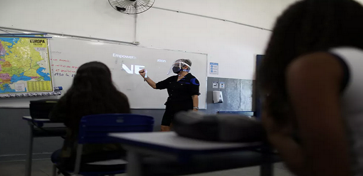 Foto mostra aula em novembro Escola Municipal de Aplicação Carioca Coelho Neto, no Rio de Janeiro, enquanto algumas escolas retomam a abertura gradual. — Foto: Pilar Olivares/Reuters