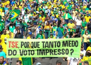 Manifestantes pedem retorno do voto impresso
