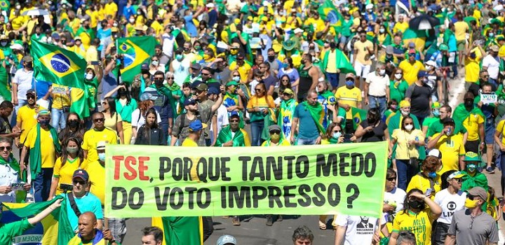 Manifestantes pedem retorno do voto impresso