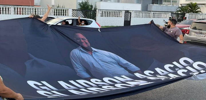 Apoiadores realizam carreata pedindo a liberdade do dono da GAS Consultoria, em Cabo Frio